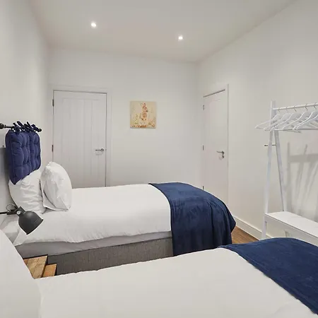 Host & - The Coach House דירה
