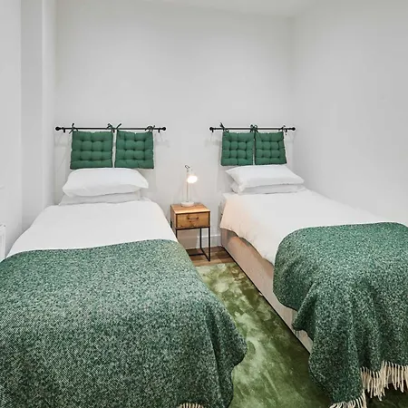 Host & - The Coach House דירה