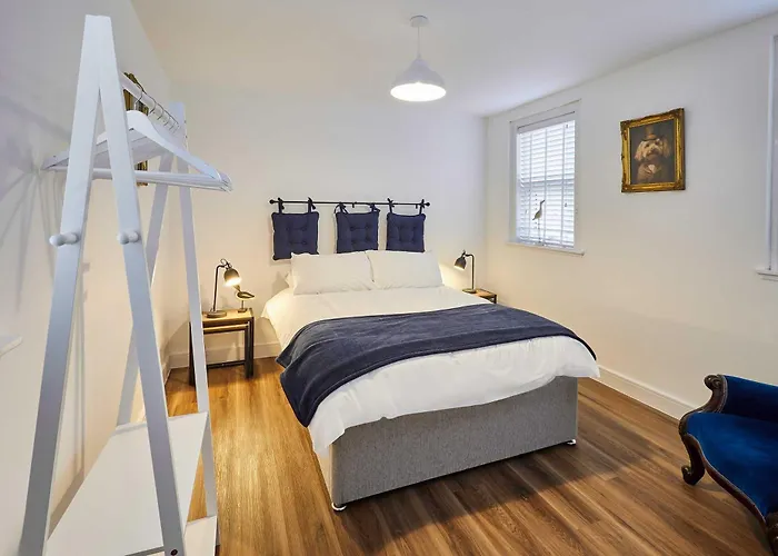 Host & - The Coach House Apartment *