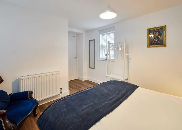 Host & - The Coach House Apartment *